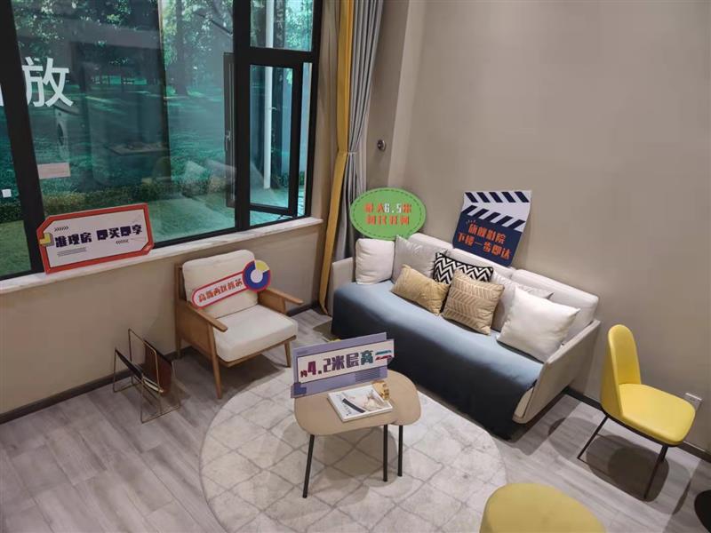 市中心，一环路地铁口，4.9米Loft公寓，水电气三通