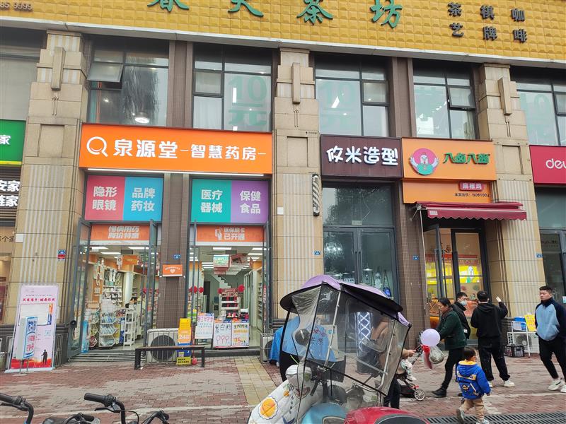 《药店，年租11万》小区5300户，大门口第2间，地铁口必经之处！