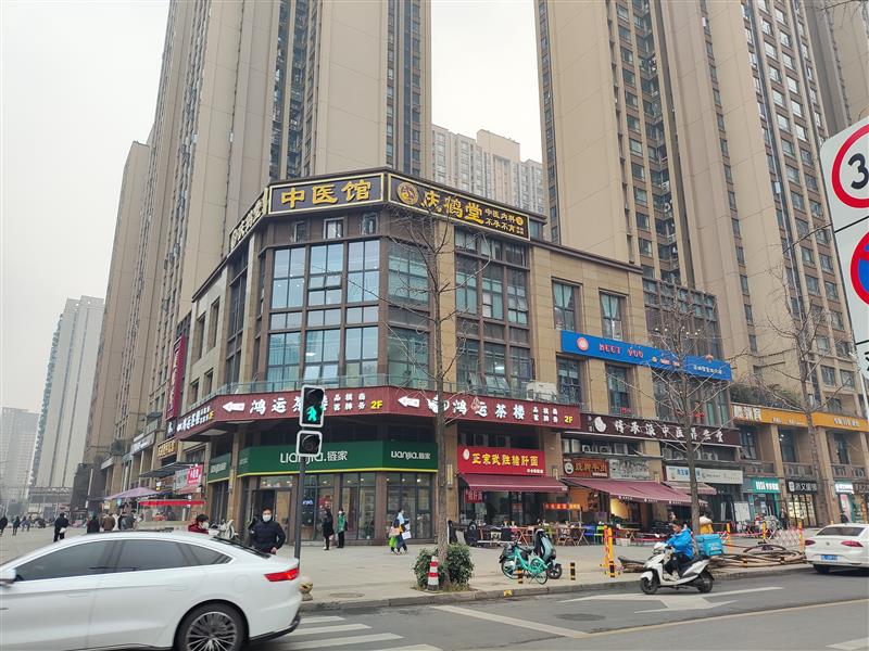 《中医馆，年租32万》实得约1000㎡，对十字路口，幼儿园！