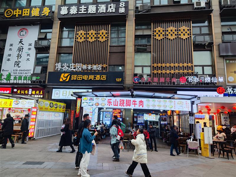 大开间餐饮铺子！现租（乐山跷脚牛肉）年租15万，人流聚集，商业成熟