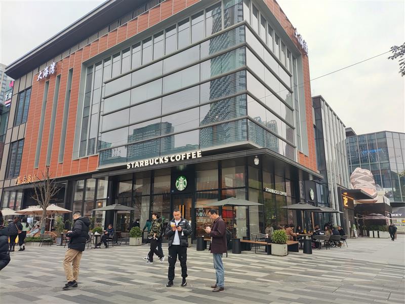 年租16万《星巴克》十字路口，转角双开间，地铁口！