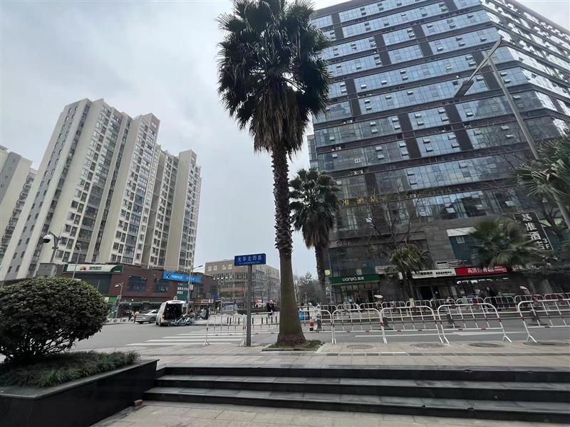 捡漏！双面开间  对街就是写字楼   左边就是小区  面前就是十字路口  年租只要9