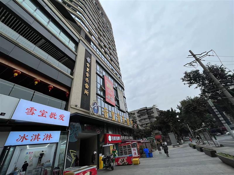 捡漏！转角第三间  旁边就是公寓门  成熟双边街  对街也是公寓楼  年租8万