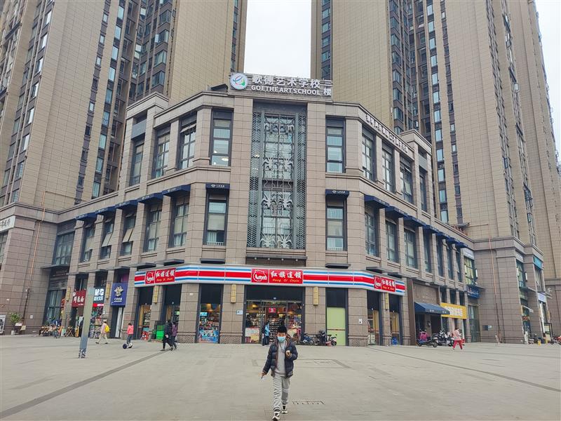 无抵押，当天过户《红旗连锁，年租21.5万》正对十字路口转角铺！
