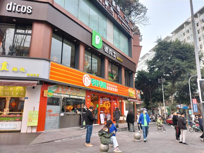 市中心一环路双地铁口，建设路转角餐饮旺铺，年租18万，十字路口人流量大!