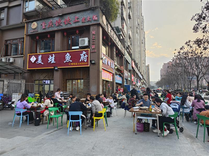 急售十字路口，年租22万，转角双开间（美蛙鱼府），门口带超大外摆！