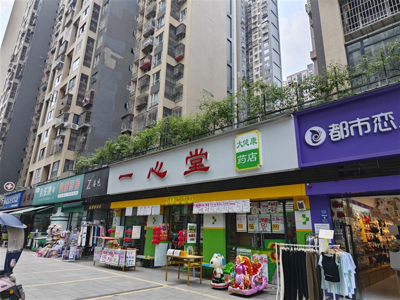 30万常住人口旁（一心堂药房）出售，年收22万，可外摆，双边街！