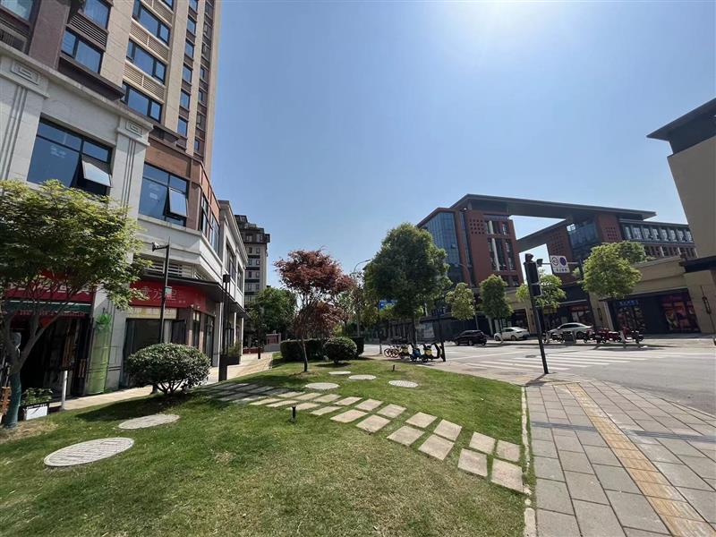 万人小区楼下！三小区大门口  转角独栋昭示面强  面前十字路口   年租11万