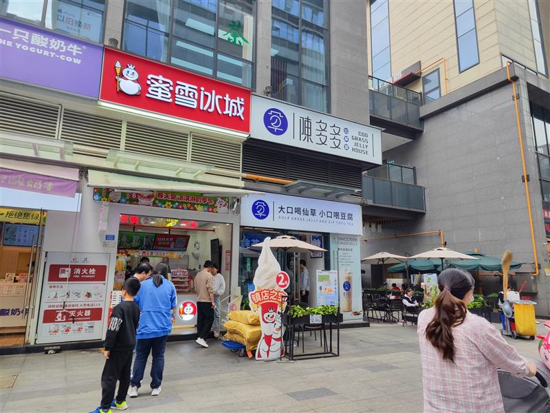 温江城区商铺《蜜雪冰城》，年租10万，带外摆，户型方正，昭示性好！
