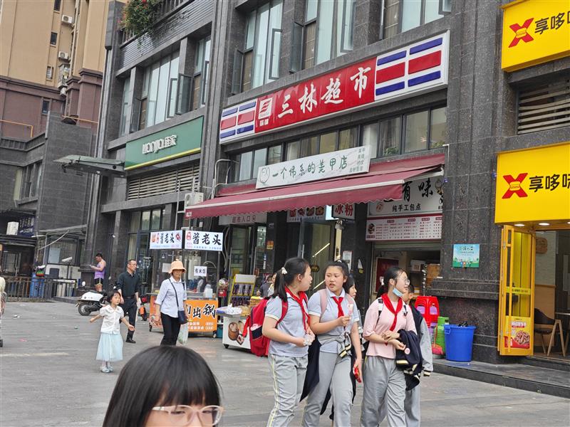 小区门口旁（超市）急售，年租22万，双边街，带外摆，周边住宅密集！
