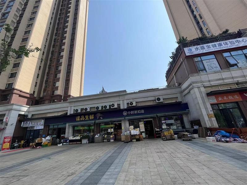 小区正大门口！ 近6万人加持  旁边就是十字路口  年租16万8