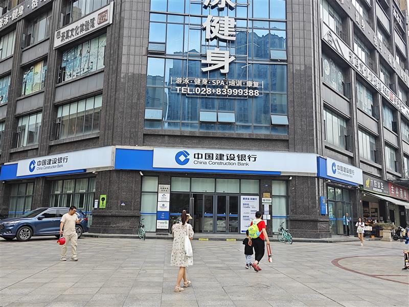 万人小区楼下（建设银行）年租49万，双边街，十字路口，带35个停车位！
