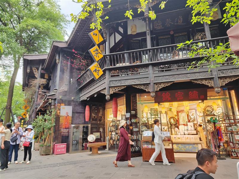 市中心文殊坊景区门口临街转角旺铺《锦官绣》，年租58万，人流量大！