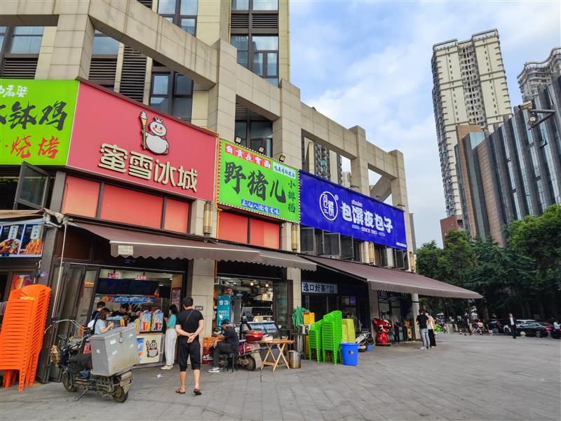 市中心双地铁口转角旺铺《蜜雪冰城》，年收12万带外摆，临九眼桥，人流量大！