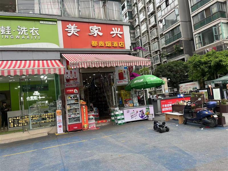 万人小区正大门口头间！成熟双边街  地铁口  自带烟草证  年租20万