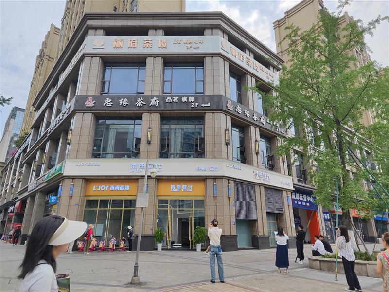 武侯区万人小区临街转角旺铺《莱恩时代》，年收28万，十字路口临农贸市场！