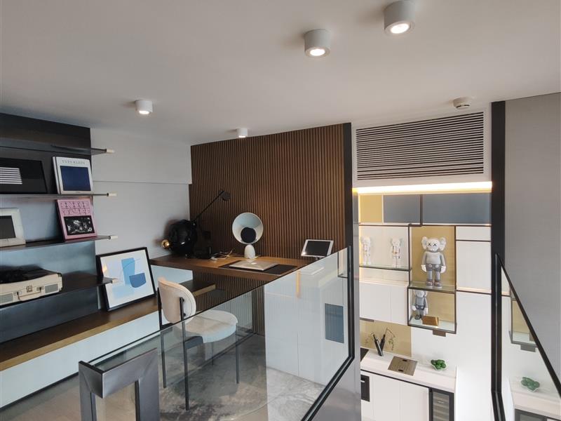 地铁3号线，公园旁水电气三通4.2米LOFT，三大商场环绕，居住舒适！