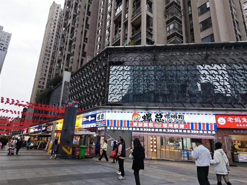 写字楼旁（螺蛳粉）年租28万，13米大开间，紧邻十字路口！