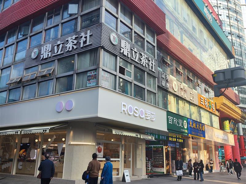 市中心，医院正大门口，现租（罗莎蛋糕）转角大开间，年租15万