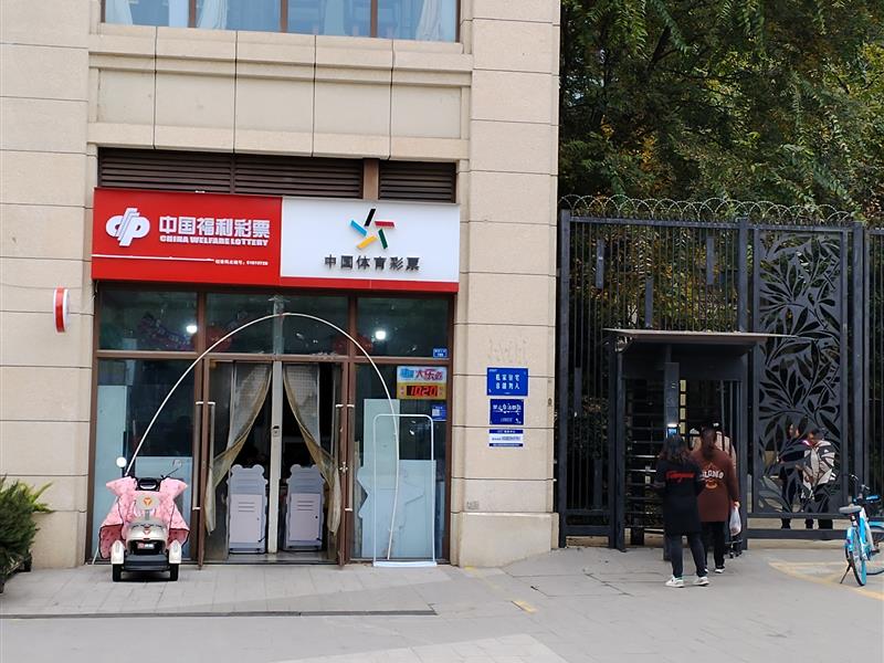 年租16万  天府新区，地铁旁 ，万人小区楼下 十字路口 双边街全业态现铺