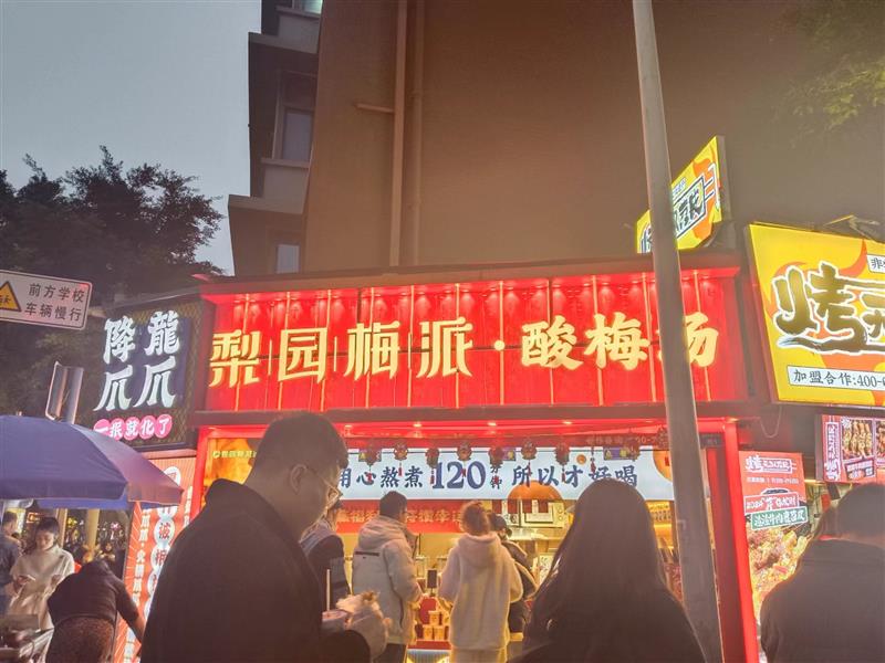 网红街区建设路十字路口转角铺，租金稳定，年*率可达8%