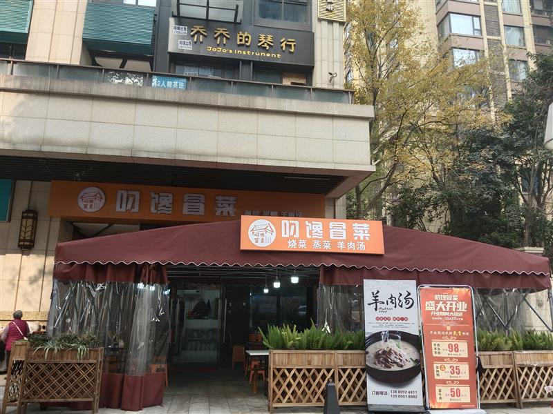 外摆空间比实际空间大很多，总价153W，小区楼下现铺，随时可看