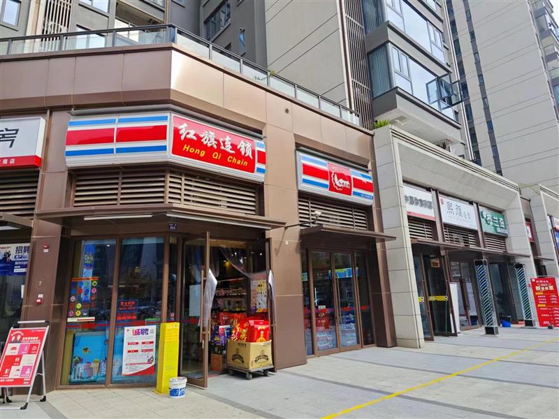天府新区，万人小区门口，双边街，现租（红旗超市）年租15万，住宅环绕