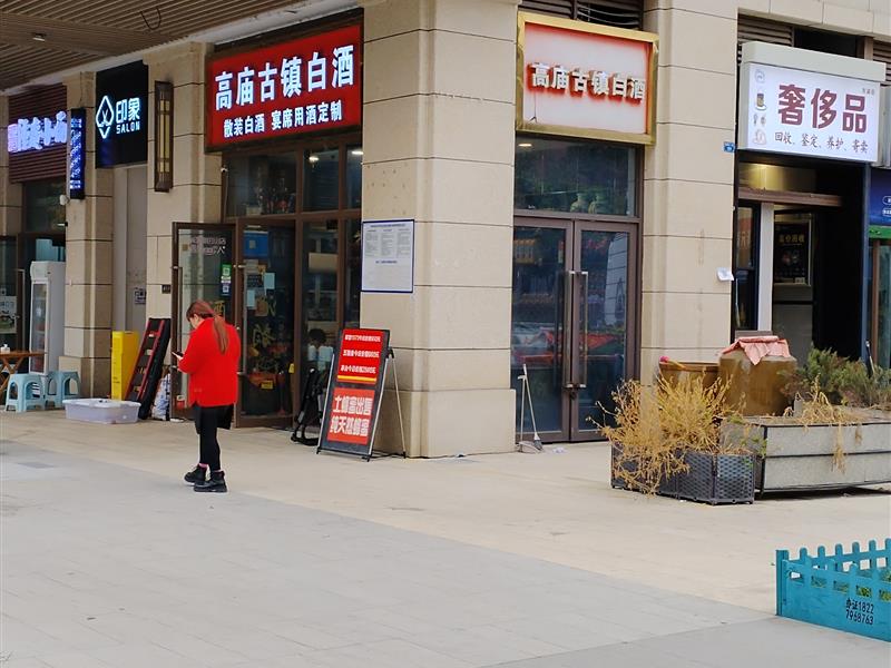 房东急用钱亏本80万变卖，转角双开间，6米层高，全业态，万人小区十字路口，地铁铺，年租12万