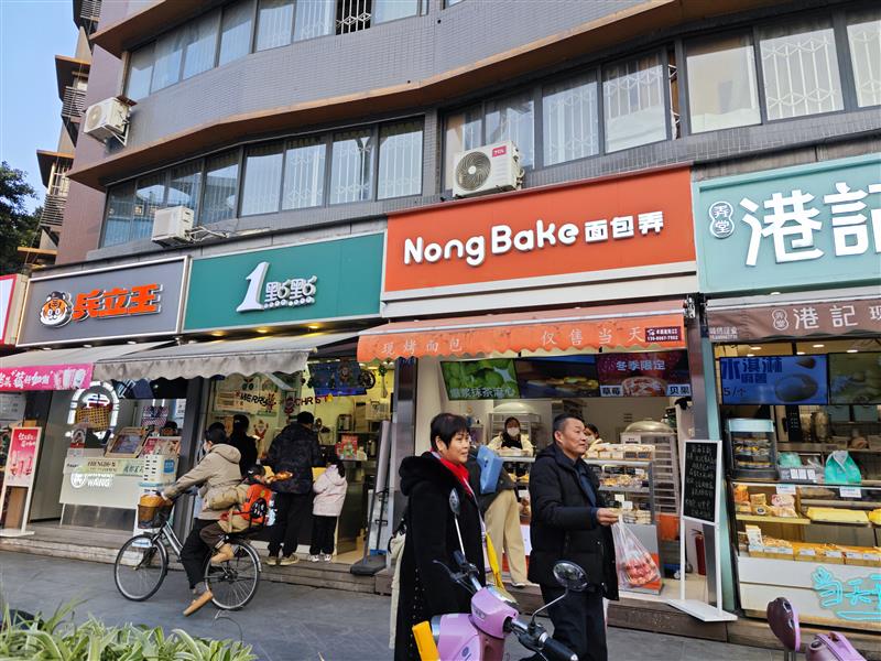 房东亏本急售，十字路口，转角（面包店）开间5米，年租9万，一手税！
