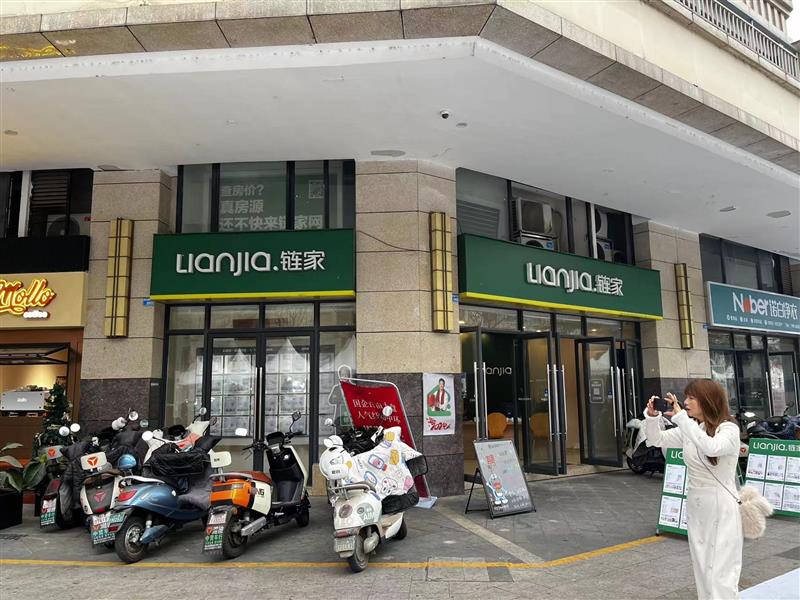 成华区210万买小区门口转角铺！带超级大的外摆，每天的展销会做人流导向！