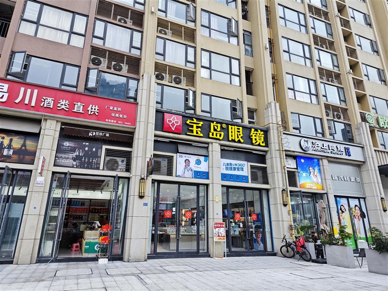 大丰地铁口，双开间，现租（宝岛眼镜）年租18万，住宅密集，人口多