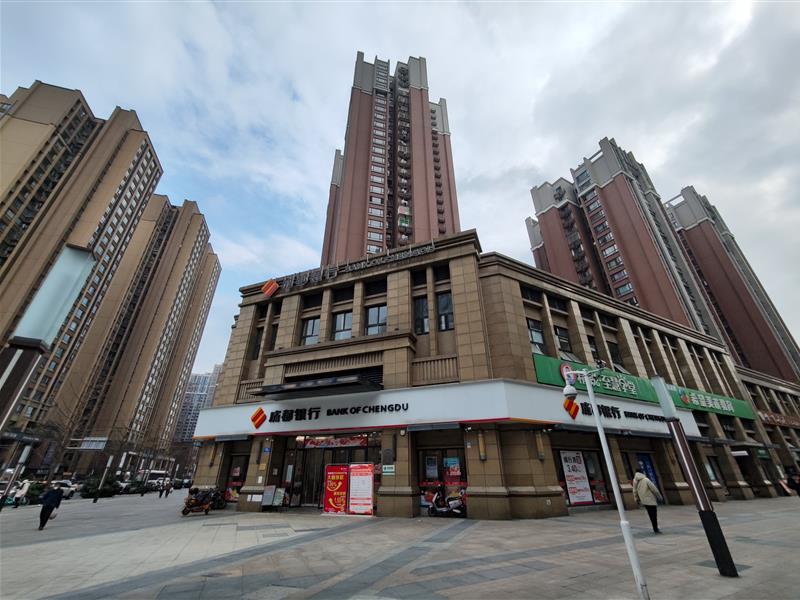 十字路口转角旺铺《成都银行》，年收租金120万，超大人流量！