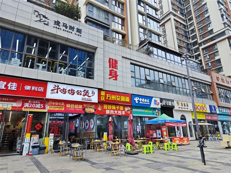 小区门口（鸡公煲）年租16万，紧靠写字楼和商场，自带20万固定消费力！