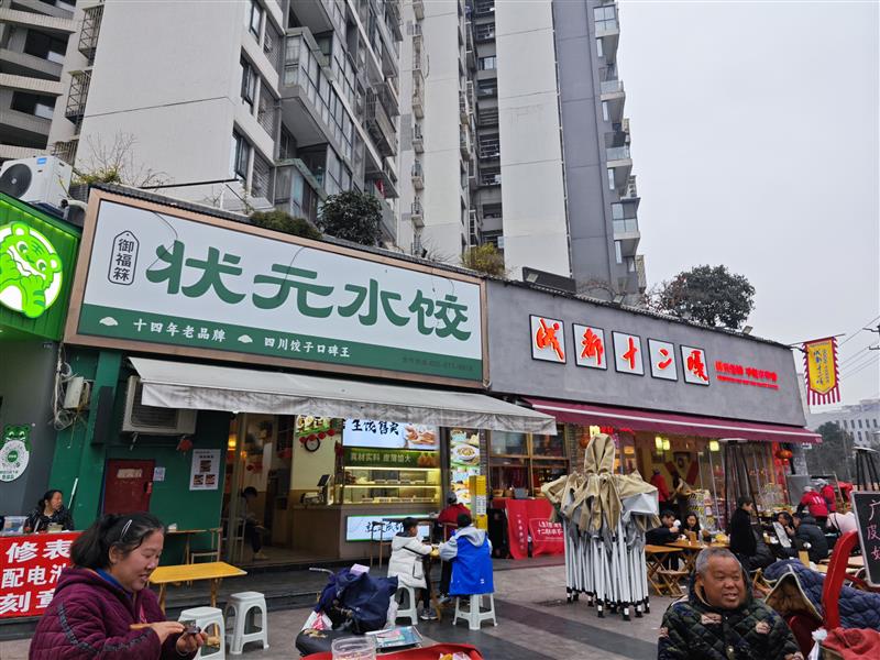 十字路口，转角（状元水饺）年租13万，带外摆可做重餐饮，一手税！