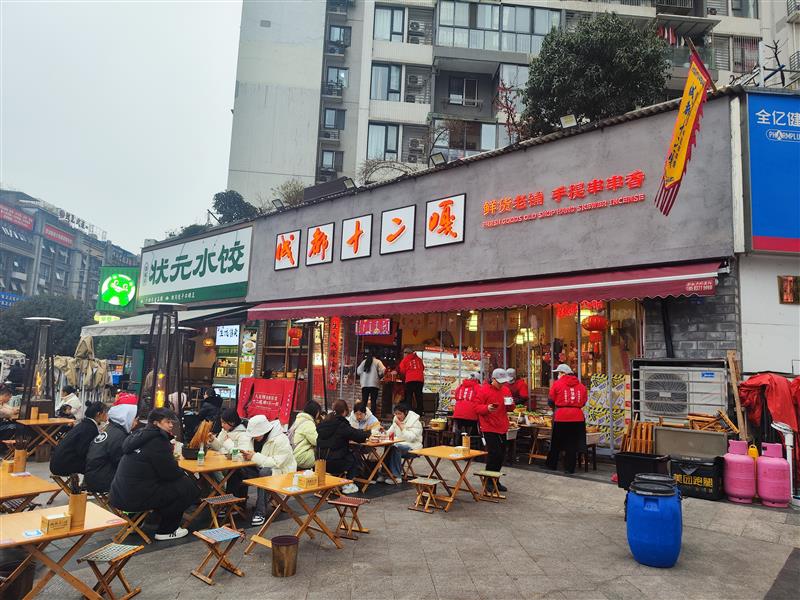万年场地铁口，十字路口，大转角，现租（串串店）餐饮铺，门口赠送大外摆