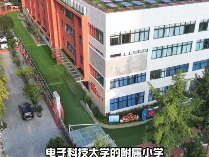 单价2万多，买医院旁和小区门口（口腔诊所）年租18.6万，成熟双边街