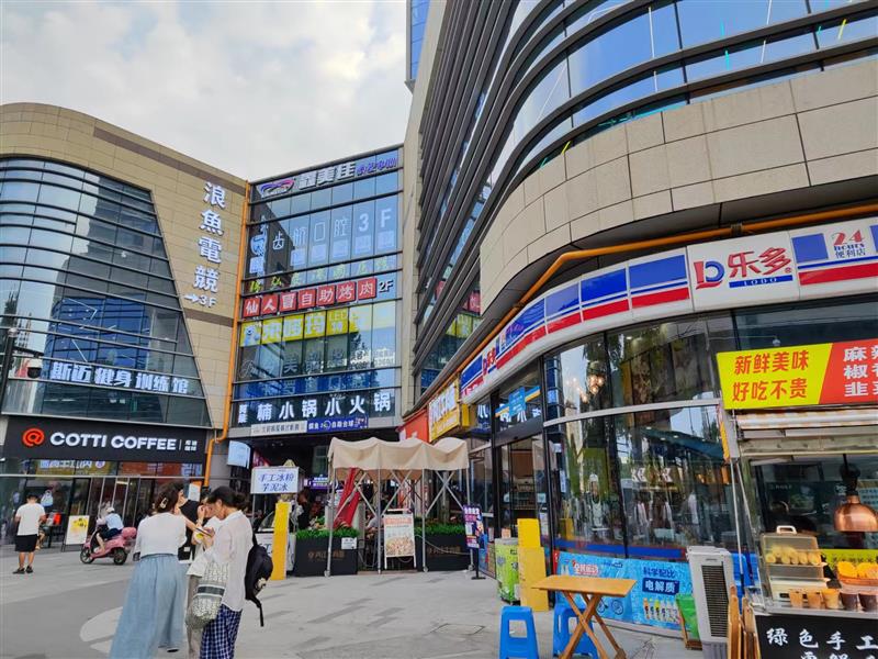 理工大学旁转角乐多超市，年租25万，地铁口街区出入口！