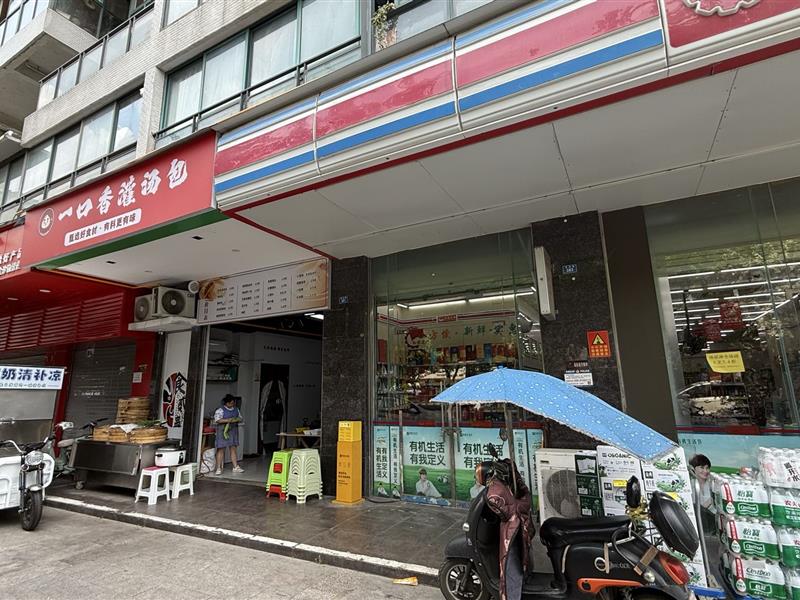 急售金沙小区大门口第二间，双面街。