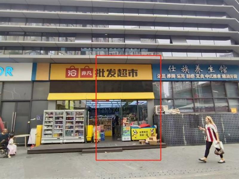 双流航空港韩国城购物中心旁